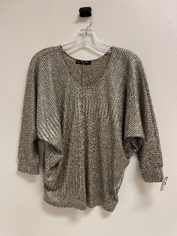 Top Short Sleeve By Kim & Cami In Silver, Size: S